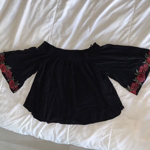 Forever 21 flowy off the shoulder top 🌹